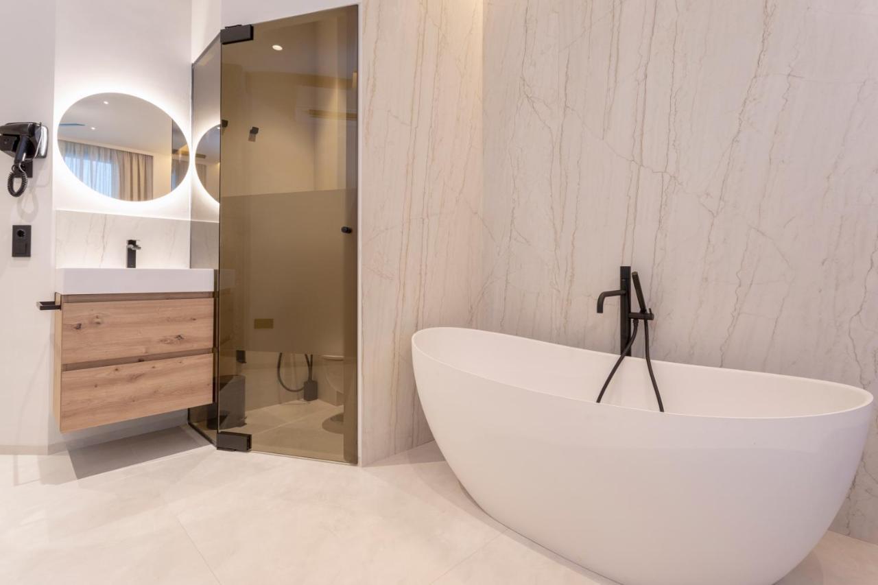 Magnificent Renovated 2Bd 2Bth Duplex With Backyard - City Centre 말라가 외부 사진