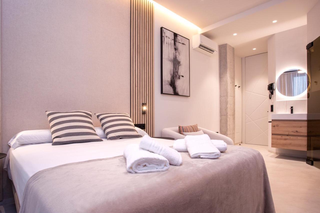 Magnificent Renovated 2Bd 2Bth Duplex With Backyard - City Centre 말라가 외부 사진