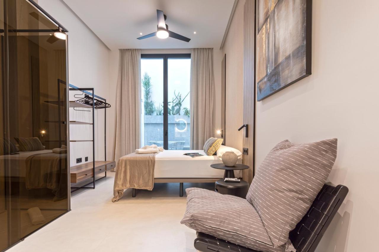 Magnificent Renovated 2Bd 2Bth Duplex With Backyard - City Centre 말라가 외부 사진