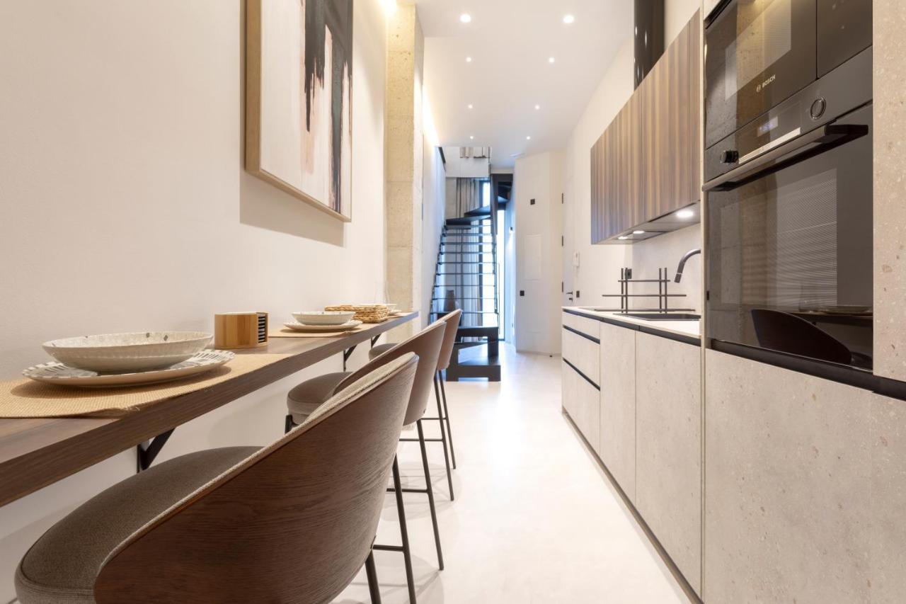 Magnificent Renovated 2Bd 2Bth Duplex With Backyard - City Centre 말라가 외부 사진